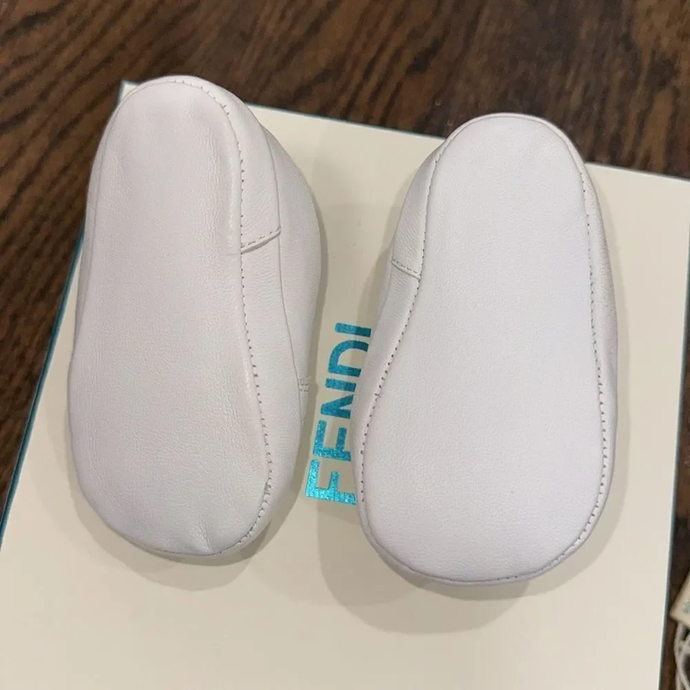 FENDI BABY LOGO LACE CRIB SHOE WITH FF DETAIL 2C